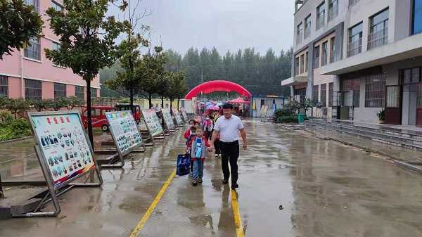 一年级新生迈好求知路的第一步(图1)