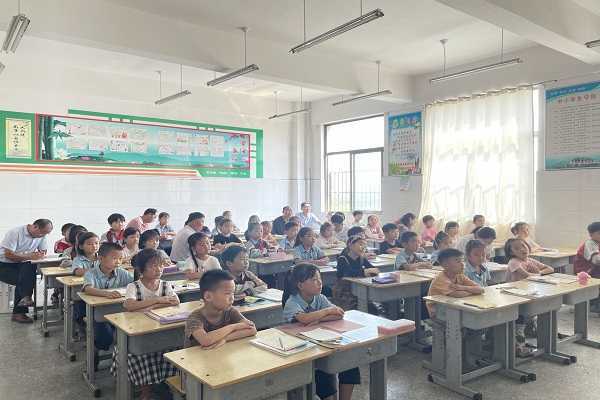 固城小学开展“小马扎动起来”听评课活动(图2)