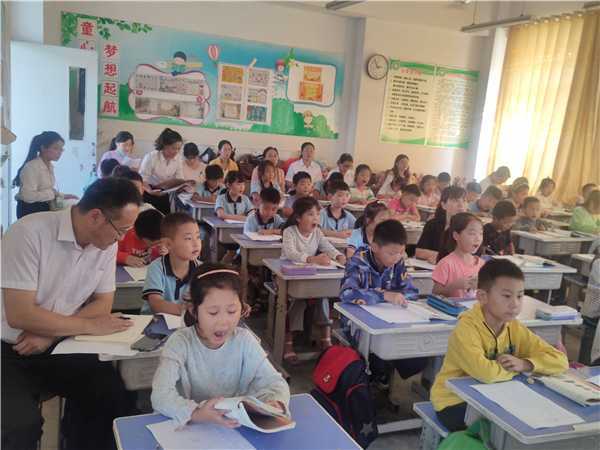 地方镇中心校青年教师课堂过关达标“晒课”(图2) 地方镇中心校青年教师课堂过关达标“晒课”(图2)