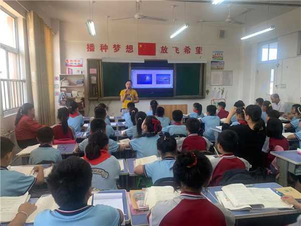 地方镇中心校青年教师课堂过关达标“晒课”(图3) 地方镇中心校青年教师课堂过关达标“晒课”(图3)