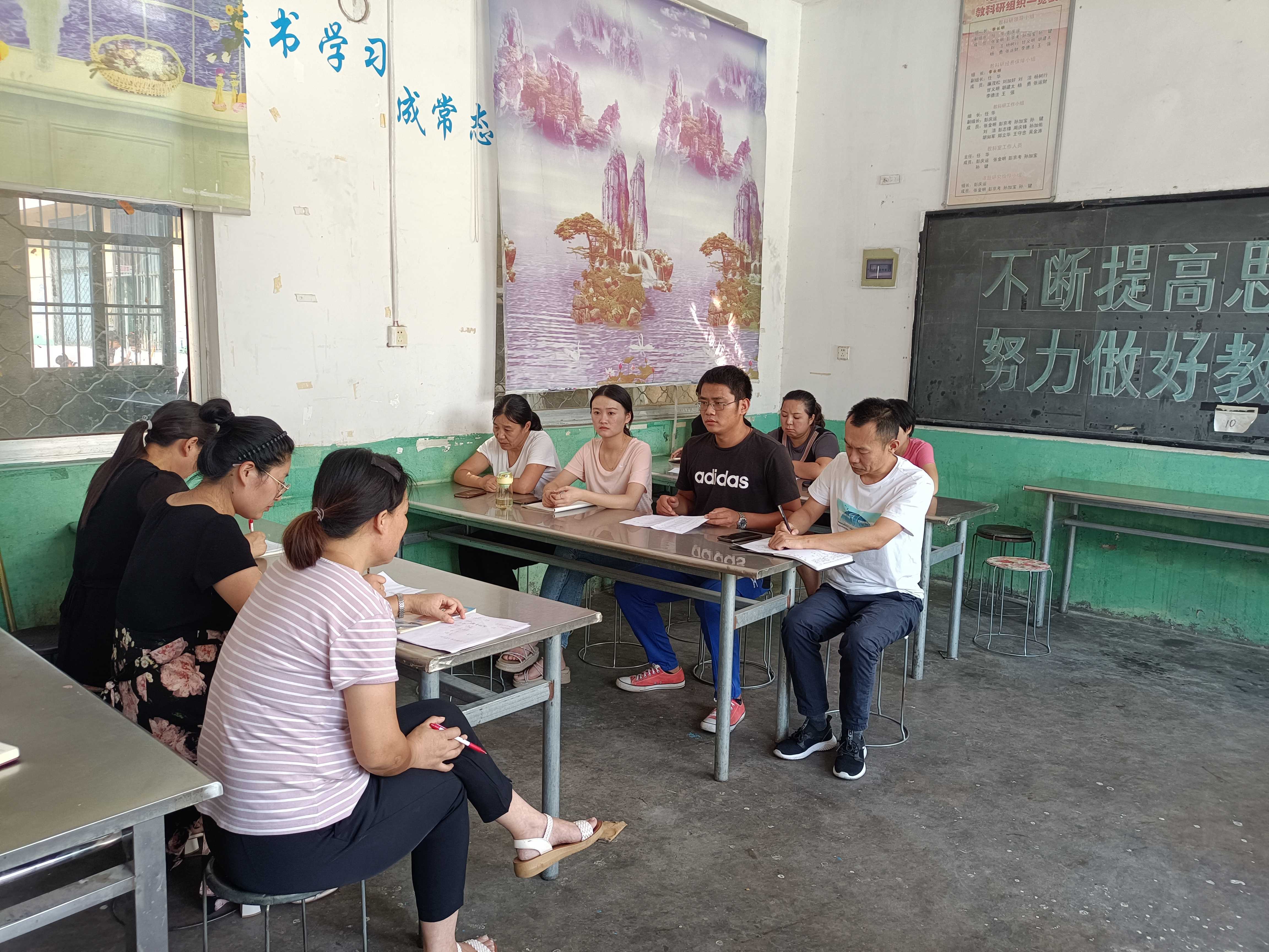 地方镇中心小学召开一年级教师经验交流会(图1) 地方镇中心小学召开一年级教师经验交流会(图1)