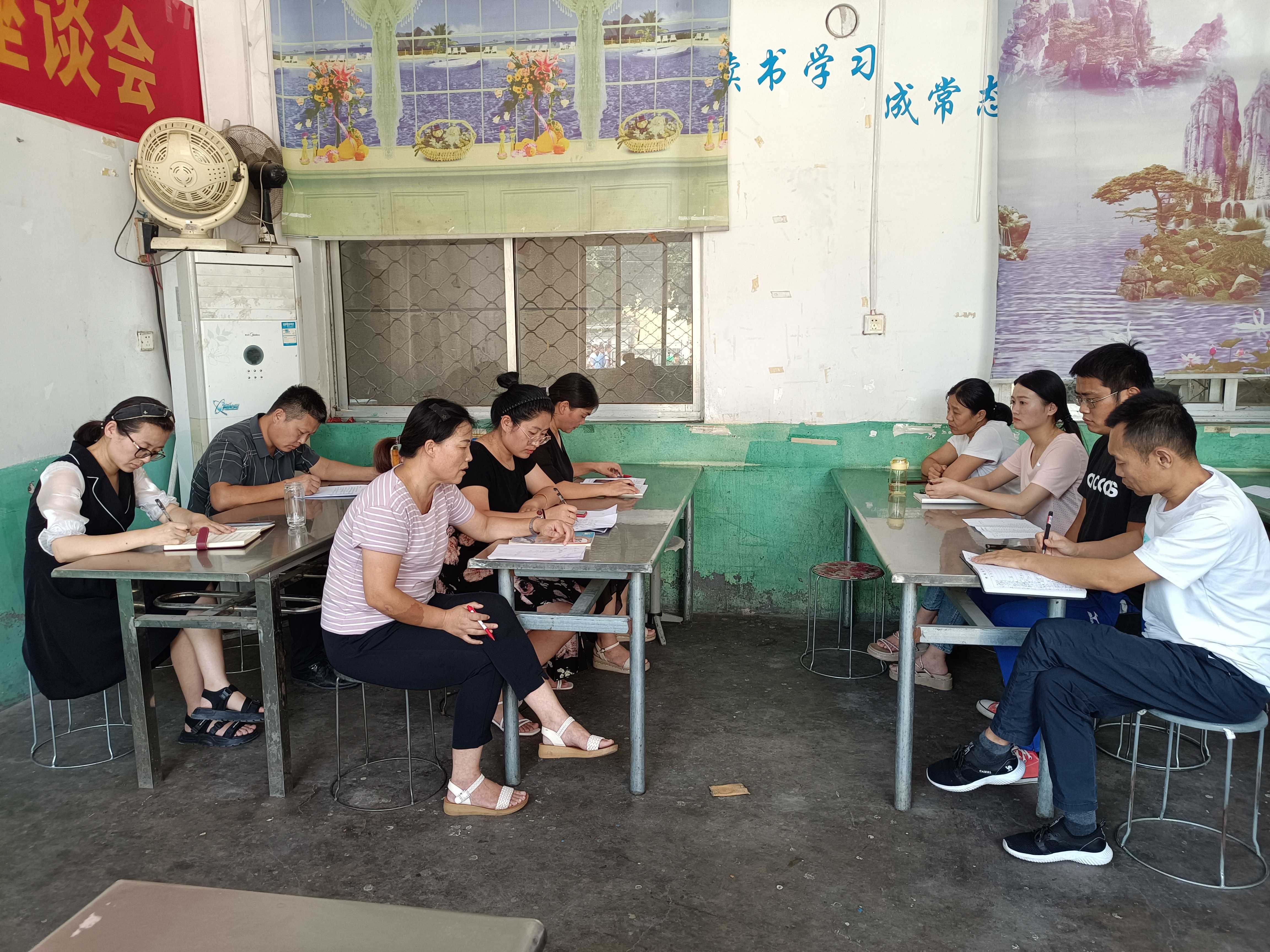 地方镇中心小学召开一年级教师经验交流会(图2) 地方镇中心小学召开一年级教师经验交流会(图2)
