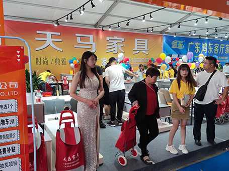 第17届中国(临沂)全国家具采购节暨第11届实木家具博览会开幕(图2) 第17届中国(临沂)全国家具采购节暨第11届实木家具博览会开幕(图2)
