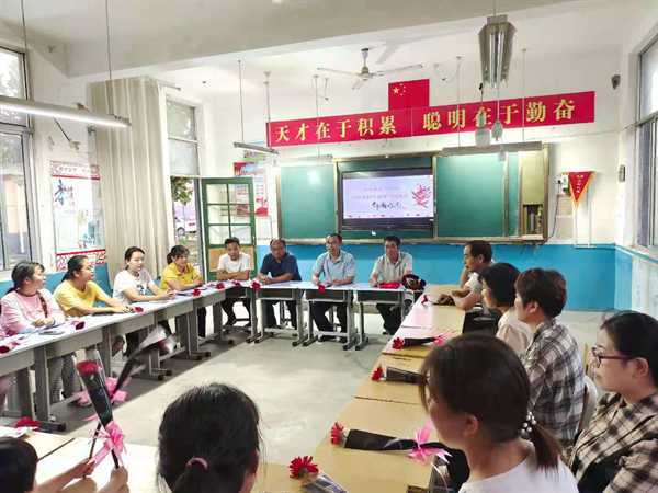 石井完小召开教师节座谈会(图2)