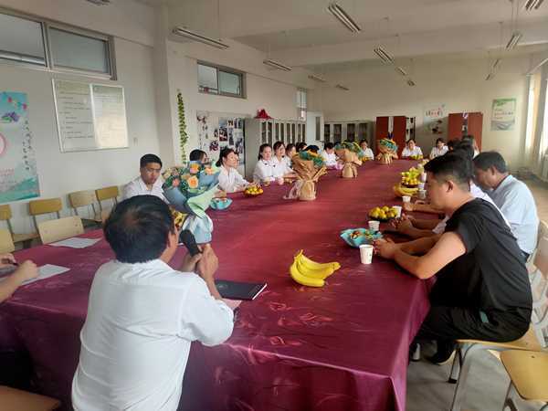 大泉校区召开教师节座谈会(图1) 大泉校区召开教师节座谈会(图1)