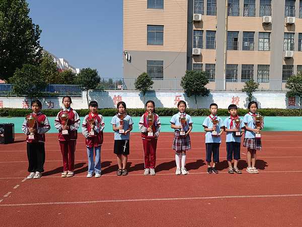 柏林镇中心小学举行“一日常规最美班级”颁奖仪式(图1)