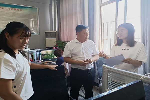 柏林镇中心小学开展教学过程检查工作(图1) 柏林镇中心小学开展教学过程检查工作(图1)