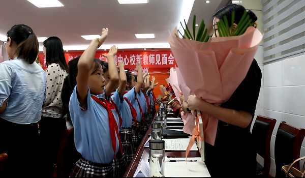 柏林镇中心校召开新教师见面会(图2)