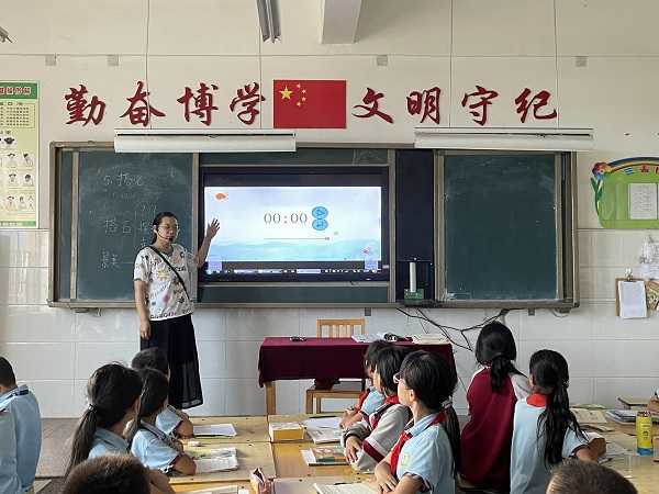 苏城小学展开了“小马扎”听评课活动(图1) 苏城小学展开了“小马扎”听评课活动(图1)