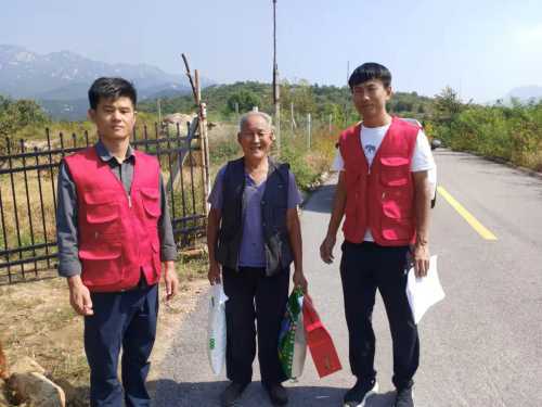 柏林镇兴蒙村爱心志愿者开展“爱·中秋”志愿服务活动(图1) 柏林镇兴蒙村爱心志愿者开展“爱·中秋”志愿服务活动(图1)