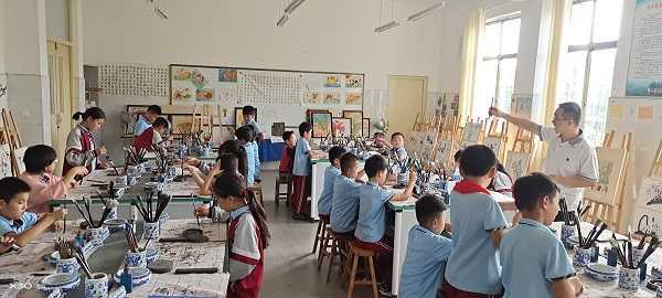 柏林镇中心校社团督导助推美丽校园建设(图1) 柏林镇中心校社团督导助推美丽校园建设(图1)