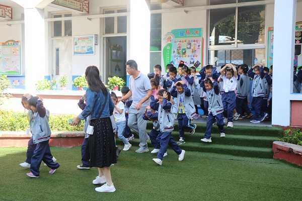兴蒙学校举行“远离火灾 珍爱生命”消防疏散演练活动(图1)