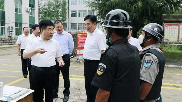 曹兆清到实验小学教育集团调研工作(图1) 曹兆清到实验小学教育集团调研工作(图1)