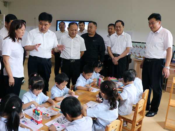 曹兆清到实验小学教育集团调研工作(图2) 曹兆清到实验小学教育集团调研工作(图2)
