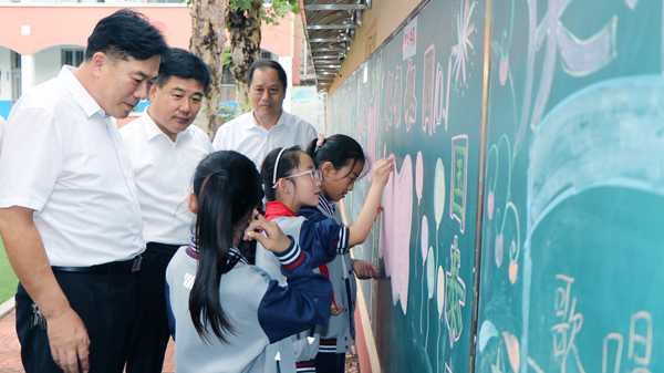曹兆清到实验小学教育集团调研工作(图4) 曹兆清到实验小学教育集团调研工作(图4)