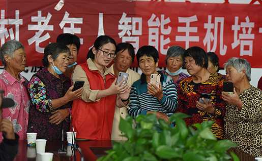 山东郯城：重阳爱老传技能(图1)