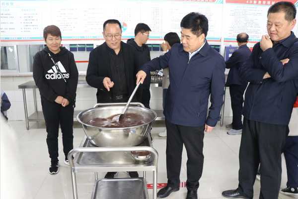 局长曹兆清到平邑县第四实验小学调研工作(图1)