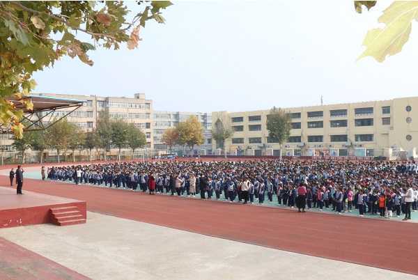 平邑兴蒙学校举行“学会自护，珍爱生命 ”主题防震疏散演练活动(图1)
