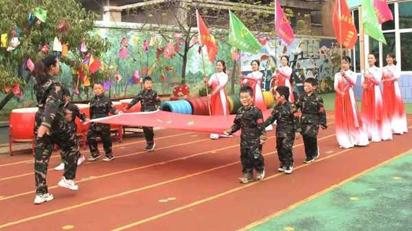 临沂平邑：实验小学教育集团附属幼儿园举办亲子趣味运动会(图2)