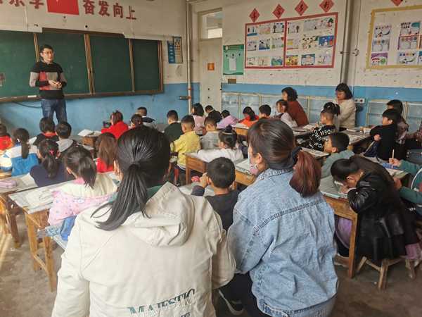 地方镇中心校深入开展家长开放周活动(图3)