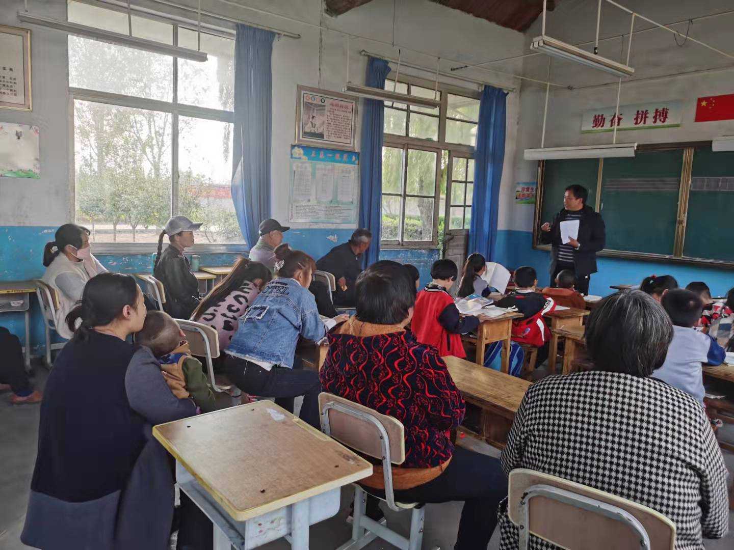 西固小学召开“家校携手共育新苗”家长会(图1)
