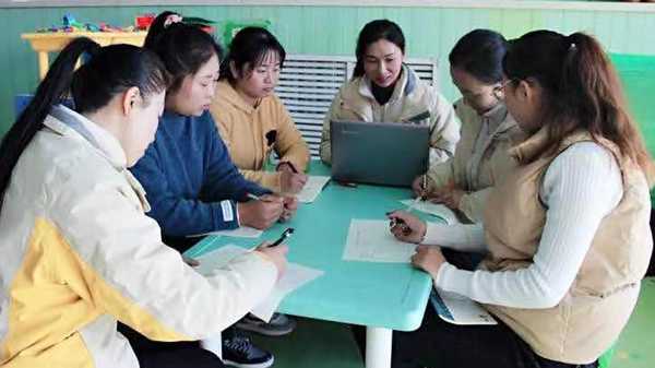 山东平邑：实验小学教育集团爱心助教送温暖(图1)