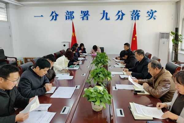 平邑兴蒙学校召开冬季疫情防控暨新冠疫苗接种工作会议(图1)