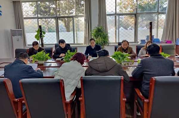 平邑兴蒙学校召开冬季疫情防控暨新冠疫苗接种工作会议(图2)