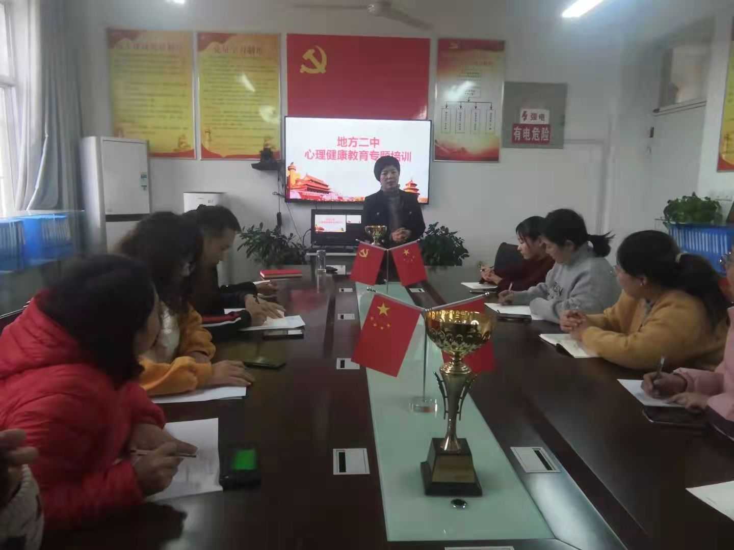 “相信未来，放飞梦想”--地方二中举行心理健康教育报告会(图1)