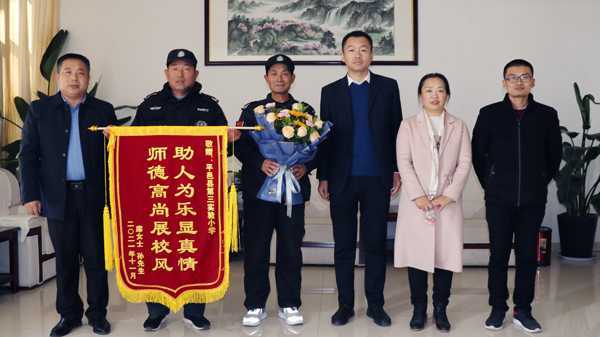 山东平邑：杲杲冬日暖，浓浓守护情(图3)