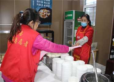 【新时代文明实践】平邑经济开发区 开展倡导“使公筷公勺 共创餐桌文明”志愿服务活动(图1)