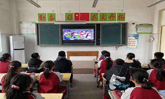 柏林镇三关庙小学全体师生观看“天宫课堂”(图1)