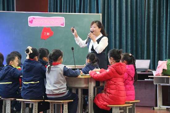 平邑道德与法治骨干教师展示活动在兴蒙学校举行(图2)
