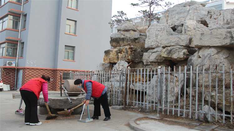 【平邑新时代文明实践】平邑经济开发区 开展进社区“清除卫生死角”志愿服务活动(图2)