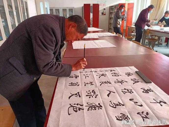地方镇中心校举行教师书法比赛暨基本功展示活动(图2)