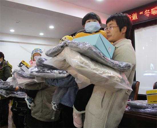 寒冬暖心 与爱同行——平邑街道举行“冬暖心 爱助童”活动(图2)