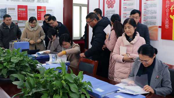 临沂平邑：实验小学迎接市家校共育示范学校实地验收(图1)