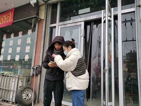 保太镇:雨雪交加寒意添激情，走街串巷真情暖民心  保太镇便民服务中心积极开展电子营业执照宣传推广活动(图1)