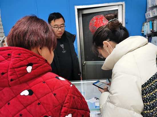 保太镇:雨雪交加寒意添激情，走街串巷真情暖民心  保太镇便民服务中心积极开展电子营业执照宣传推广活动(图2)