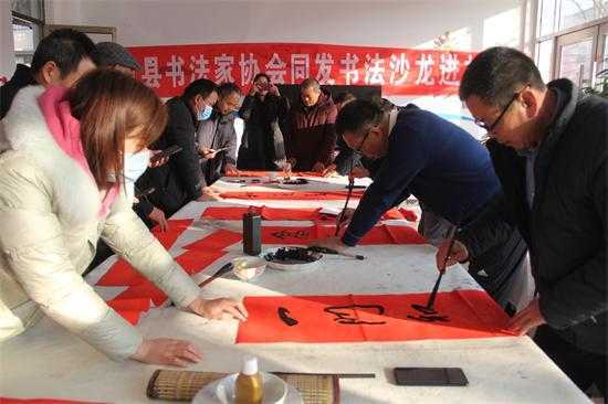 翰墨颂党恩 书法传家训 ——平邑街道站前社区开展书法进社区活动(图2)