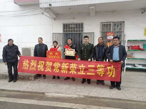 立功受奖送喜报  双拥共建暖民心 －－柏林镇为立功受奖军人送喜报(图1)