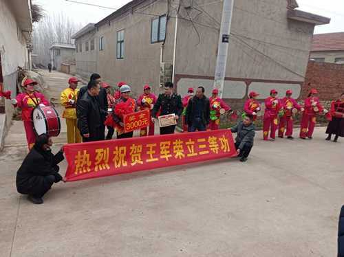 立功受奖送喜报  双拥共建暖民心 －－柏林镇为立功受奖军人送喜报(图1)