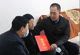 王法强走访慰问建国前老党员和困难群众(图1)