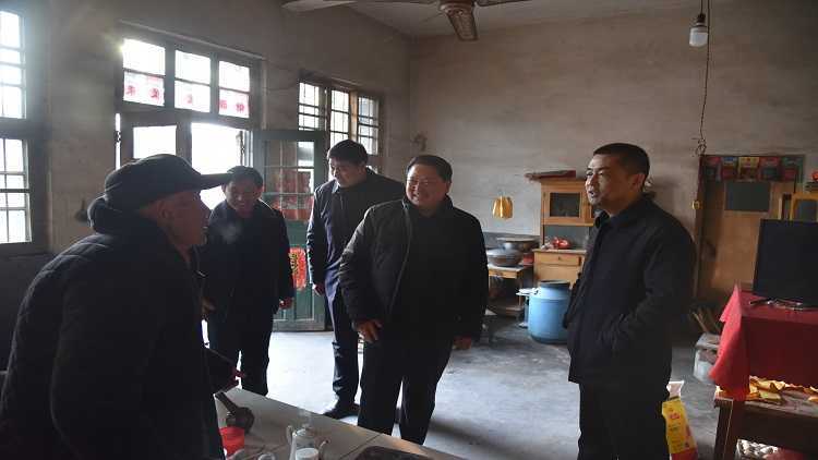县领导春节前夕深入第一书记任职村走访慰问困难群众(图2)