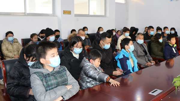 山东平邑：实验小学教育集团发放困难师生补助金(图1)