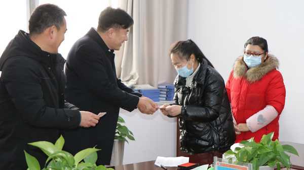 山东平邑：实验小学教育集团发放困难师生补助金(图2)