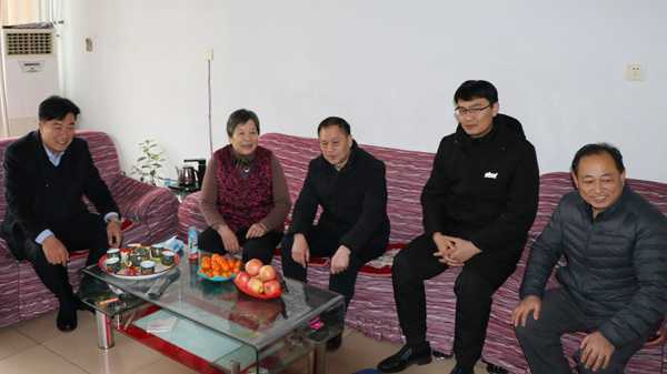 山东平邑：实验小学教育集团开展春节走访慰问(图2)