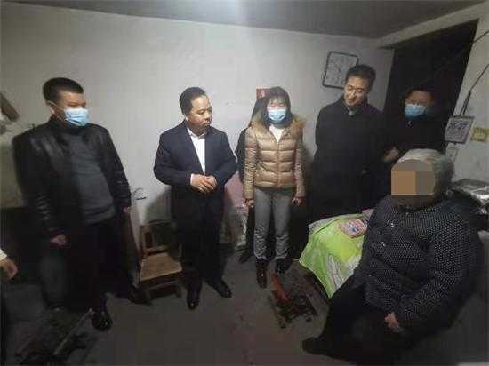 【社区要闻】平邑街道站前社区开展节前慰问困难户活动(图2) 【社区要闻】平邑街道站前社区开展节前慰问困难户活动(图2)