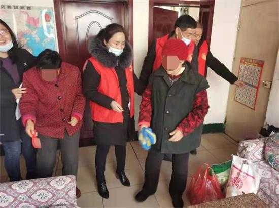 【社区要闻】平邑街道站前社区开展节前慰问困难户活动(图3) 【社区要闻】平邑街道站前社区开展节前慰问困难户活动(图3)