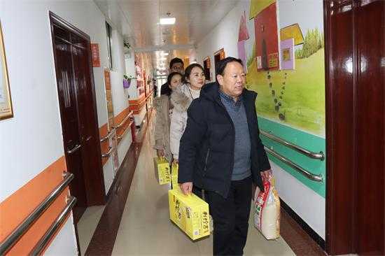情系敬老院 关爱暖人心——平邑方圆药业董事长、山东广药中药材开发公司总经理张桂成慰问平邑街道中心敬老院(图2)
